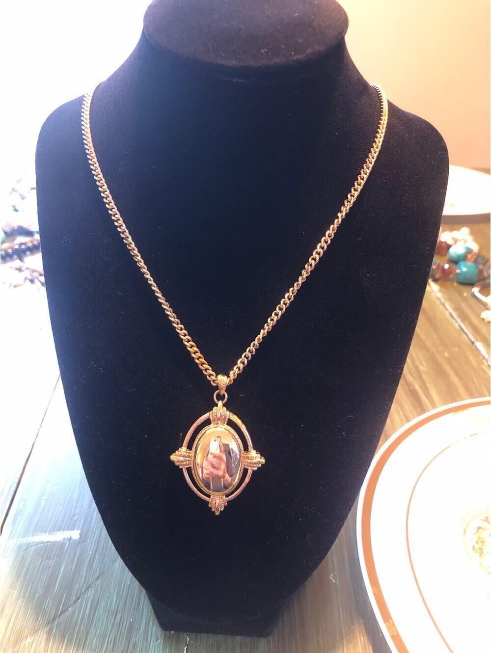 Monet VINTAGE EUC Gold Tone Oval Pendant on 22" Chain